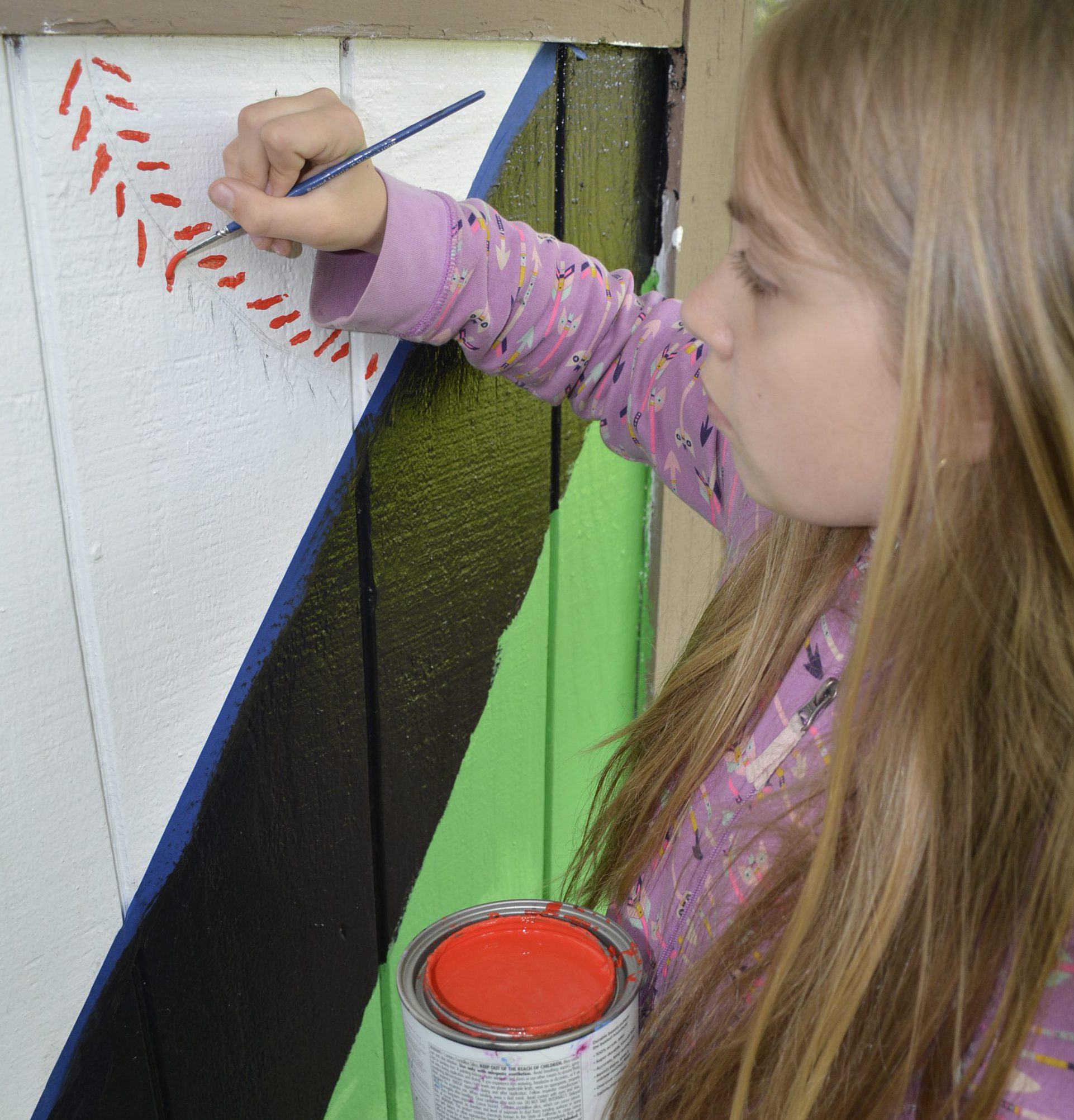 JMS student adding detail to Hathaway park mural